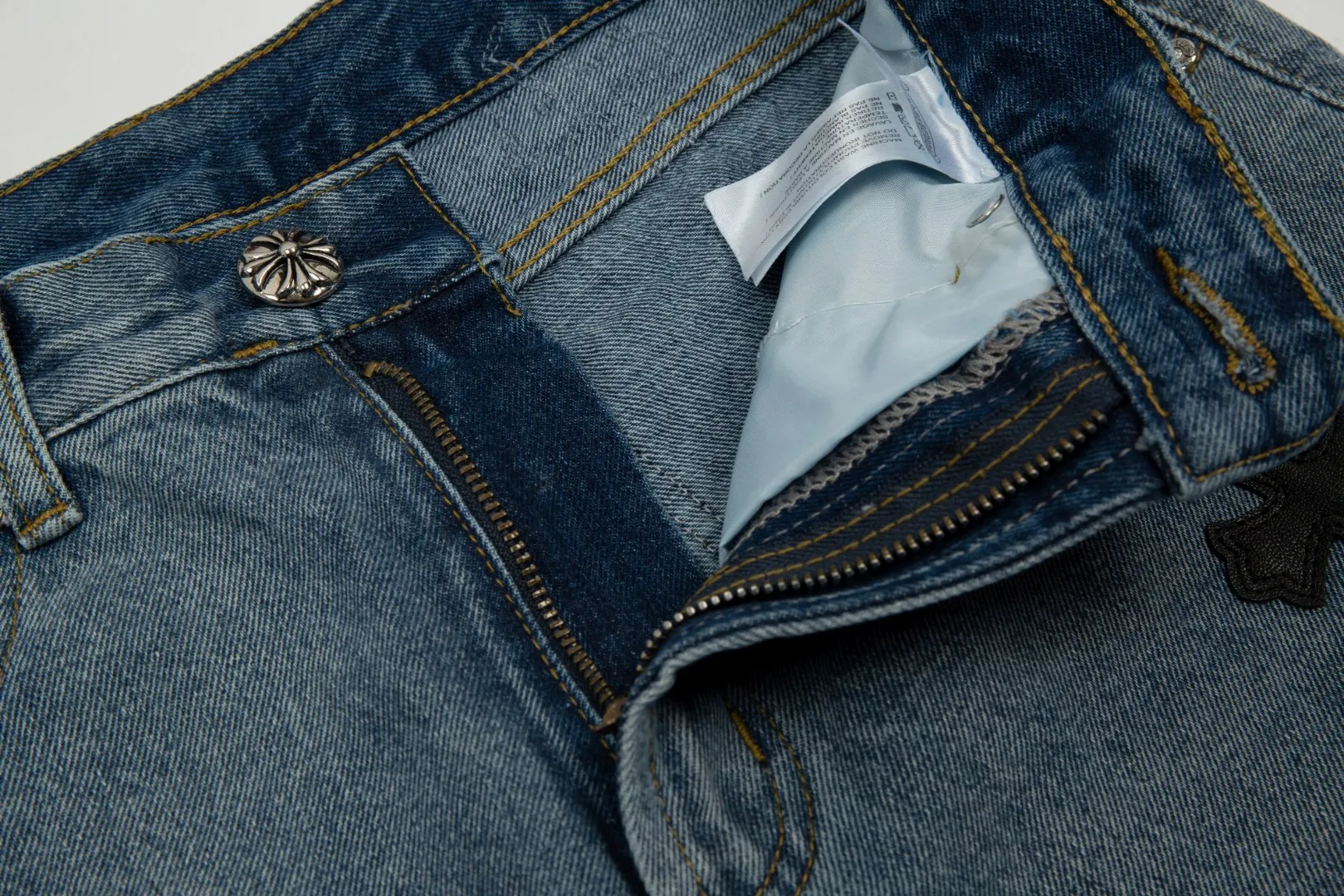 KE920#P180 The only correct leather label version on the market Chrome Hearts CH Cross embroidery distressed jeans Top ceiling quality 100% correct version The correct version is here!  Believe me this must be the best quality you will ever come across! ! Excellent value for money! !  Styles with different washes and textures are very friendly to people with thin legs and thick legs. The straight version is very flattering to the shape of the legs. The moderate length is timeless and easy to match. It is the basis of various styles and a must-have in the wardrobe! ! Add a little stacking to easily control the clean fit trend that has exploded this year. The fabric is stiff but also makes the upper body soft without losing texture. The sides and cuffs of some styles have a bone-wash effect. The vintage flavor pops up all at once. It’s really hard not to love it! ✅Correctly customize the Croxin metal leather label on the back panel. It is not sold directly with the cross on the finished jeans. 1:1 copying strives for excellence and the details are perfectly grasped. ✅The cross leather label is clear and smooth. Exquisite turning top craftsmanship. ✅Buttons, zippers and hardware are all customized versions of the Croxin LOGO. ✅High-cost washing process. Size: 28 30 32 34 36 (5 sizes)